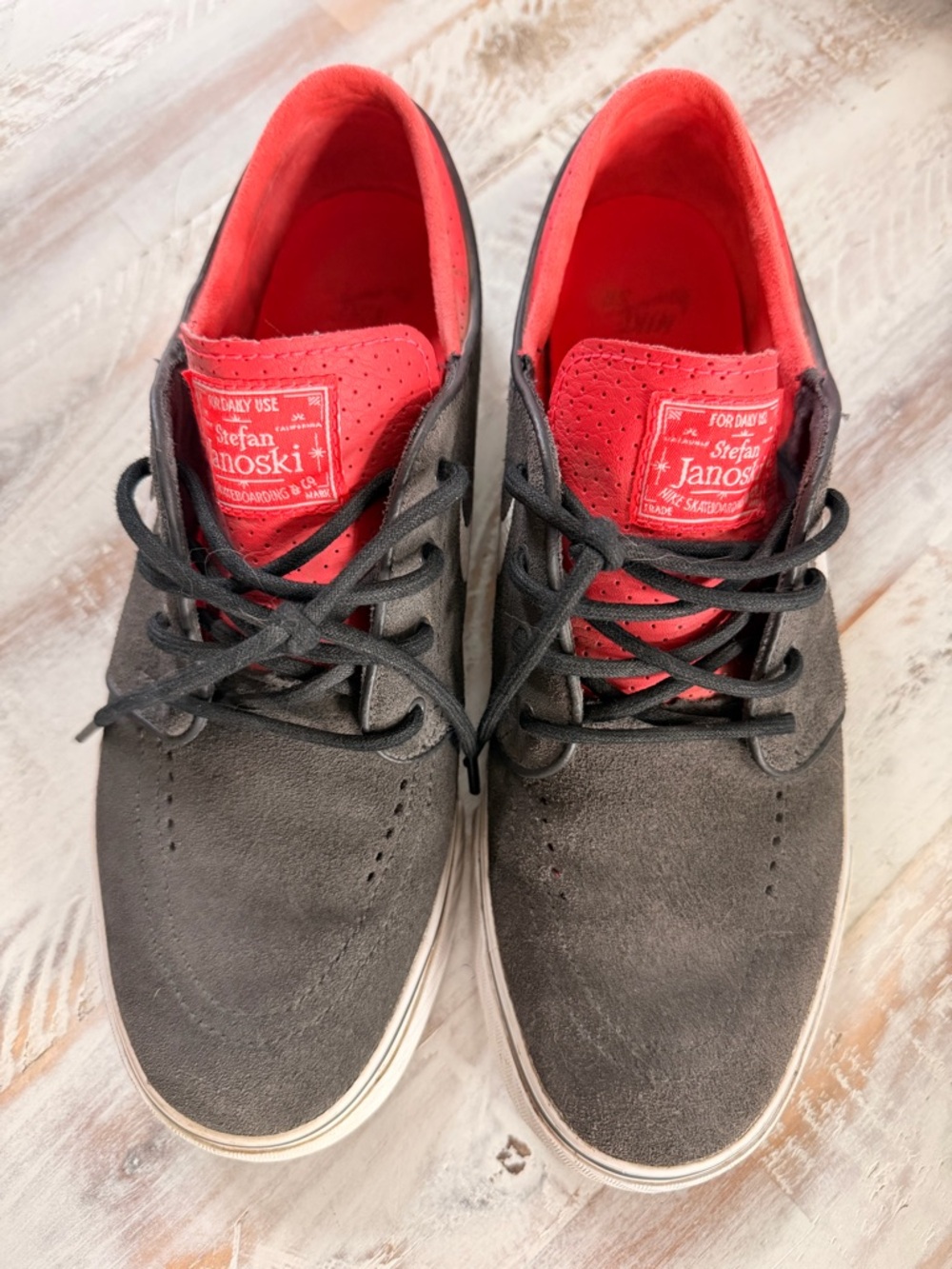 Nike SB Zoom Stefan Janoski skater shoe in Anthracite & university red colorway
